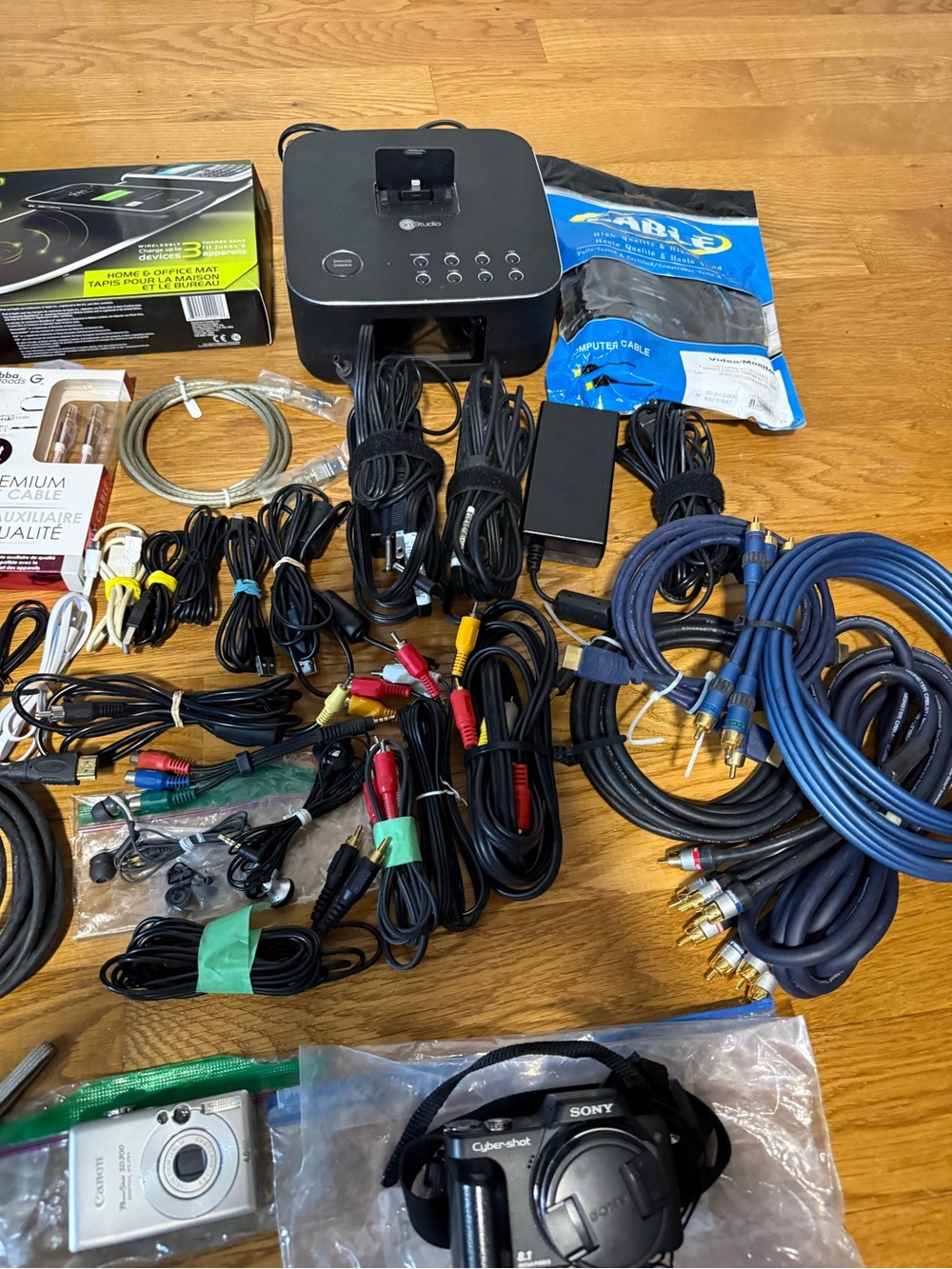 Lot Of Electrics And Cables - Picture 4 of 8